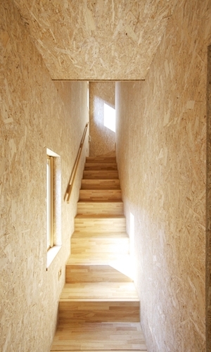 ＯＳＢ仕上げの階段室。