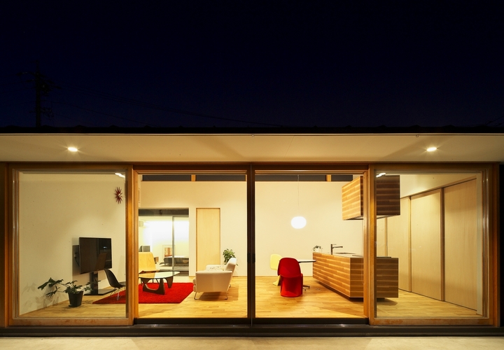 存在感を消した大開口は外界を積極的に採り入れ開放感を演出する。