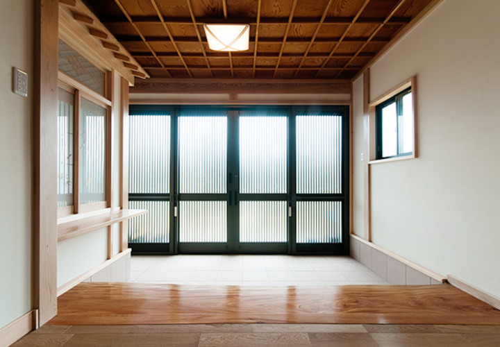 明るい日差しを屋内に取り込む、大開口の玄関格子戸