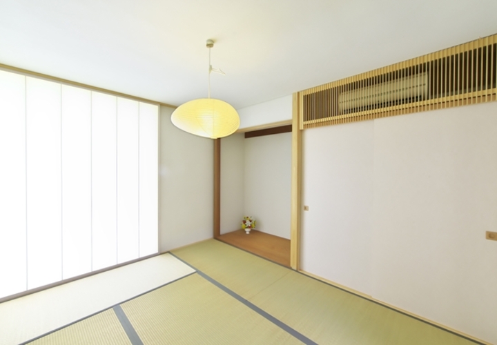 和の意匠を残しつつもシンプルにまとめた和室。