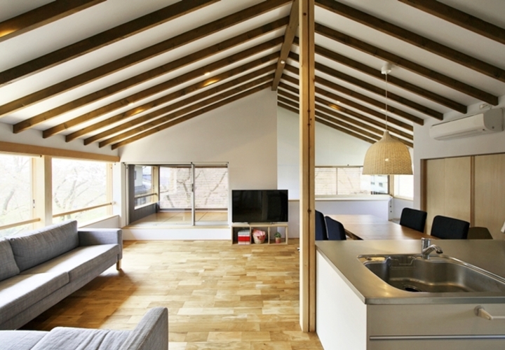 様々な方向から桜並木を楽しむことができるリビング。