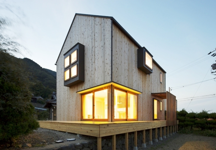 南東に設けた開口部からはリビングからの暖かい光が溢れる。