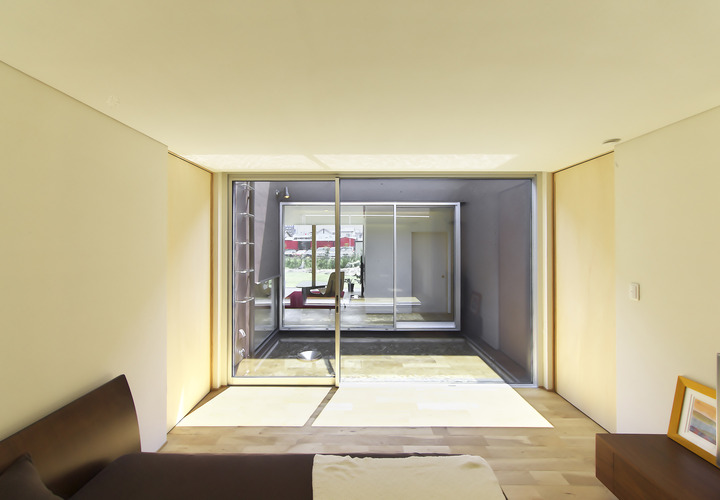 リビングと寝室は水盤を介して繋がっている。