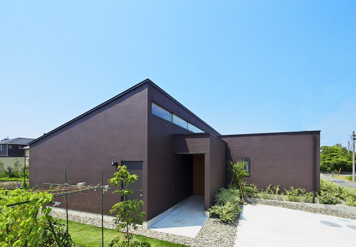 北東道路より外観を望む。