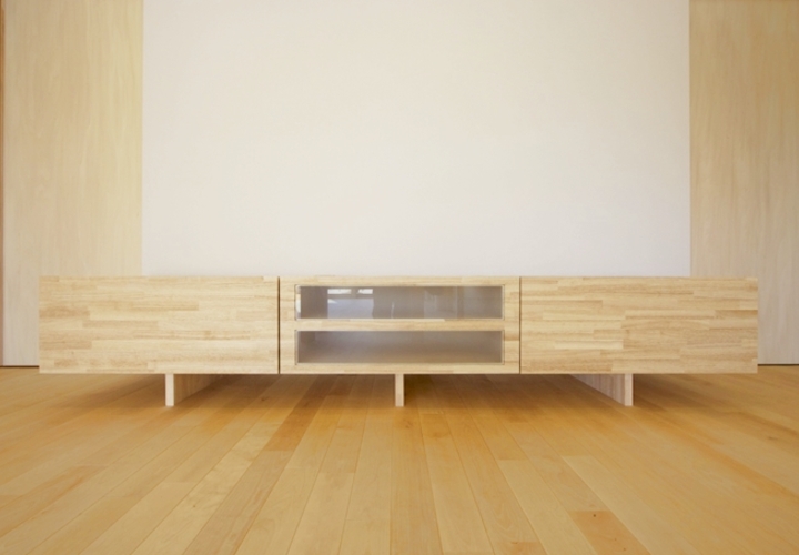 室内仕上げと素材を統一した造作ＴＶ台。