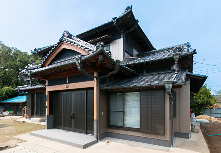 瓦屋根が美しい落ち着きある外観