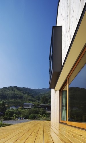 晴れた日にはデッキテラスでカフェを楽しむ。