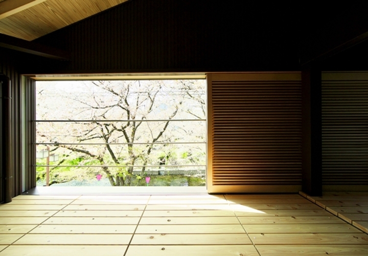 奥行きにゆとりをもったデッキは桜の木を絵のように切り取る｡