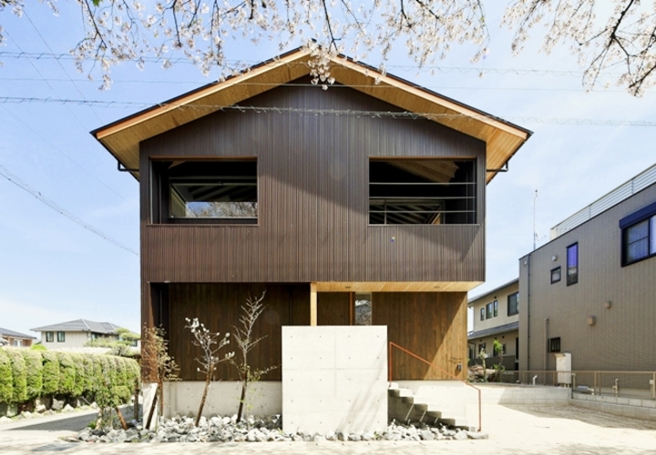 西側道路より外観を眺める。