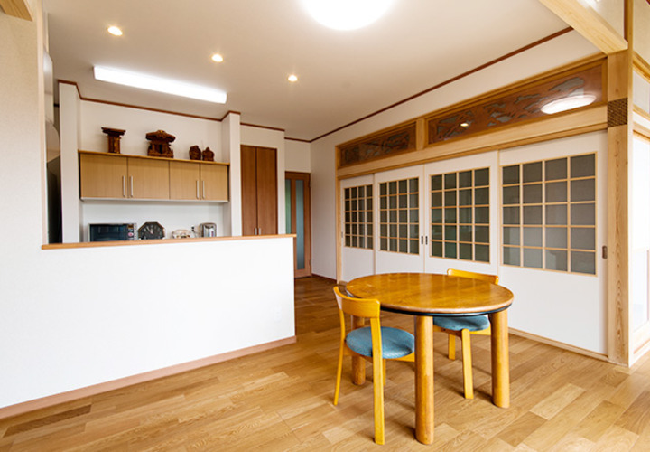 明るく開放的なナチュラルテイストのダイニング