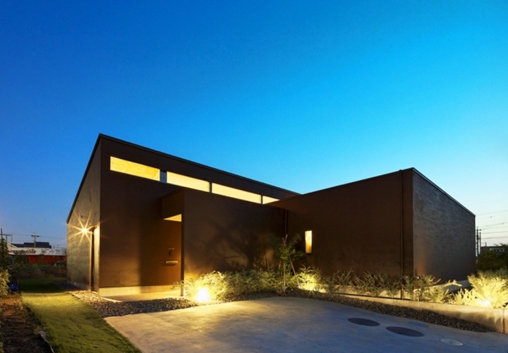 北東外観から夕景を望む。