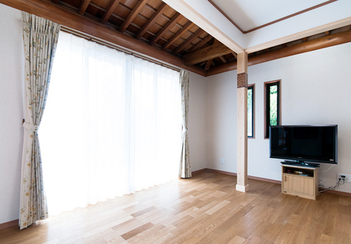 大きな窓のある明るいリビング