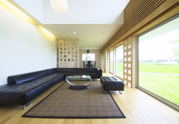 吹抜けのある開放的なリビング。