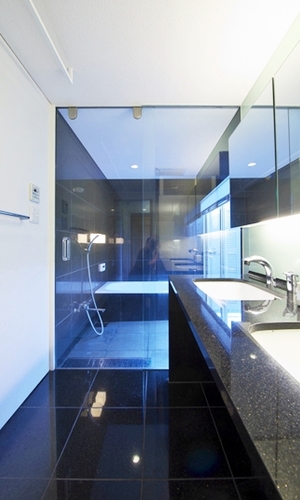 浴室と洗面は大理石で統一し、一体感のある空間とした。