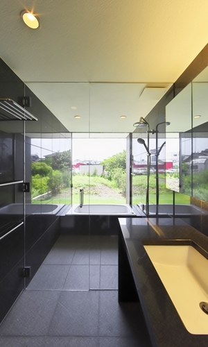 仕上げ素材を揃えた洗面と浴室。