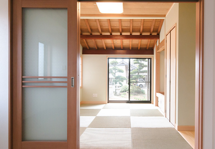 和室越しに庭を望むー昼景