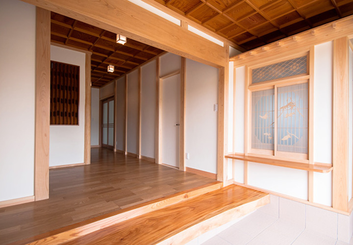 美しい木目を活かした玄関が来客を迎える