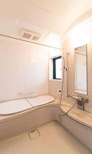 緩やかな曲線デザインの浴室