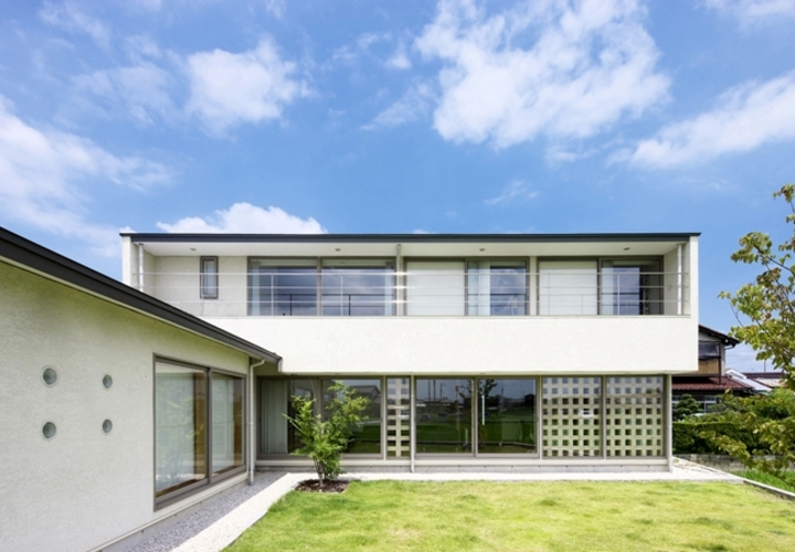 南より外観を望む。