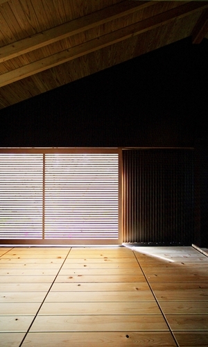 柔らかい光が差し込むデッキの格子戸。