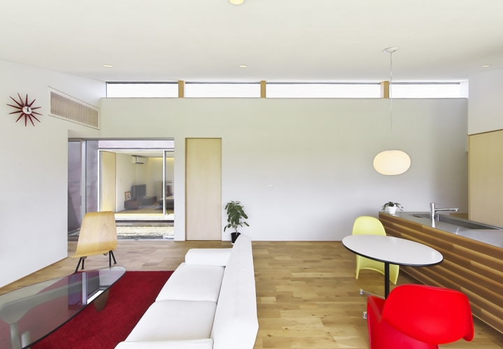 ハイサイド窓から取り入れた光が勾配天井を伝って室内を優しく包む。