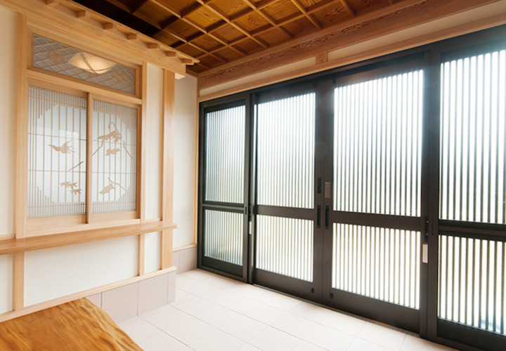 飾り障子が玄関に趣きを添える