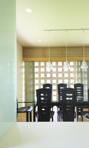 キッチンよりダイニングを眺める。