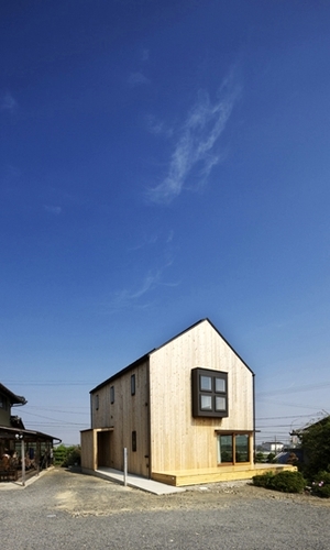 南西より外観を望む。