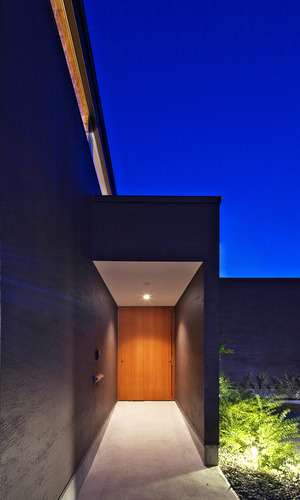 アプローチから玄関を望む。