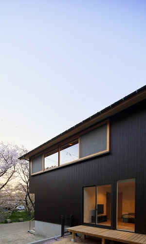 南庭より外観を眺める。