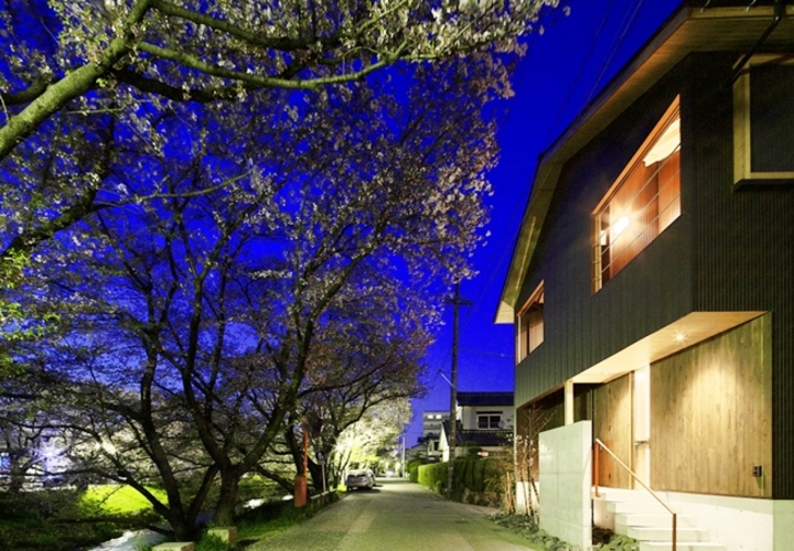 南西道路より外観を眺める。