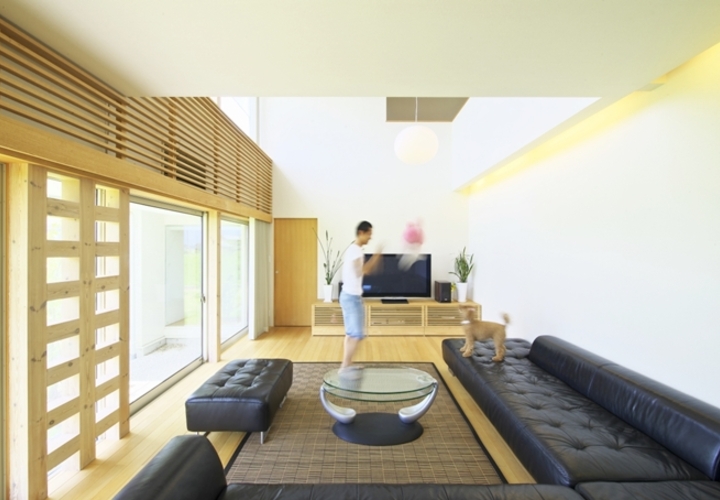 リビングの要所に配置した格子の耐力壁は開放的な居住空間を生み出す。