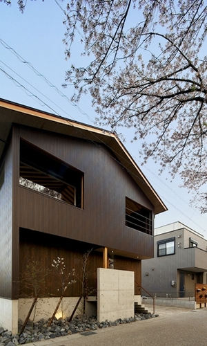 北西より外観を眺める。