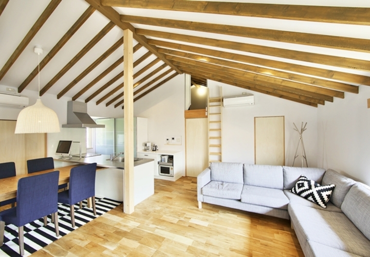 勾配天井で開放的な2階のリビング。