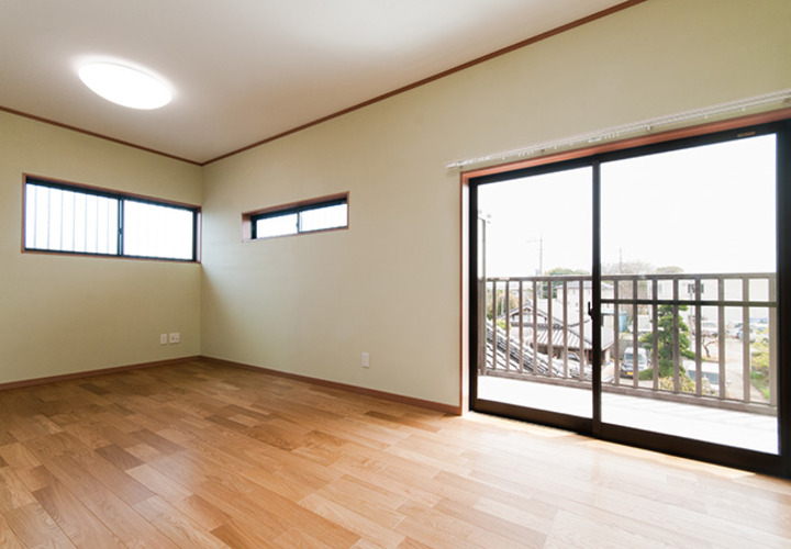 ３つの窓から差し込む明るい光が心地よい洋室