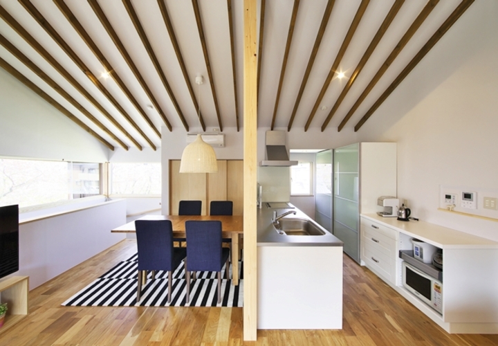 リビングからキッチン・ダイニングを眺める。