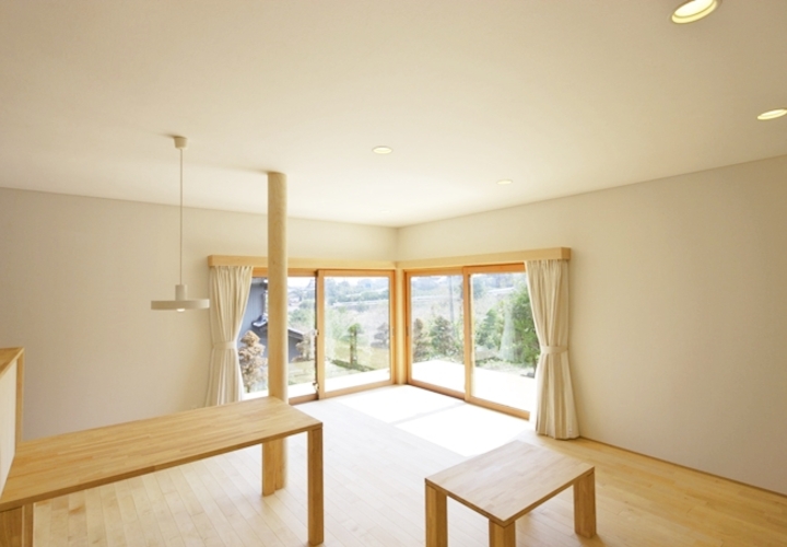 リビングからウッドデッキを眺める。