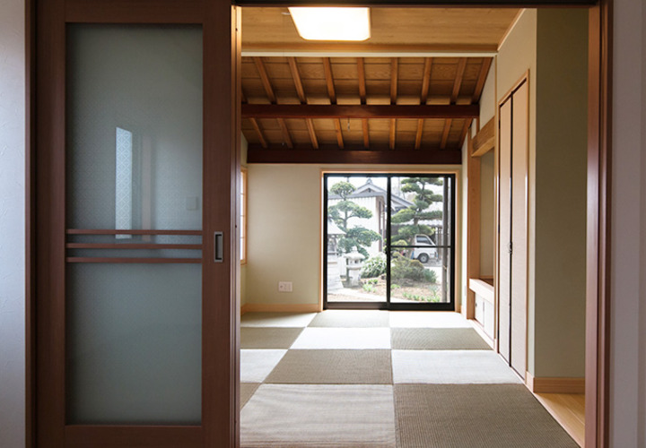 和室越しに庭を望むー夕景