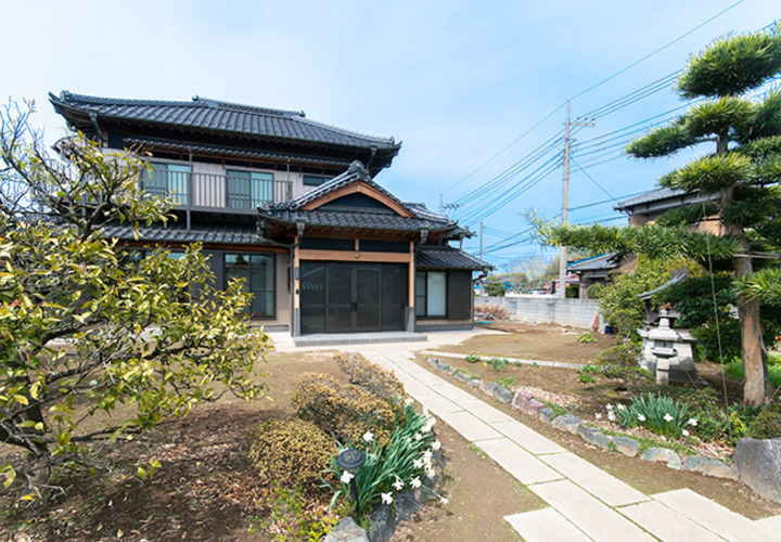 広々とした和風庭園のある玄関アプローチ