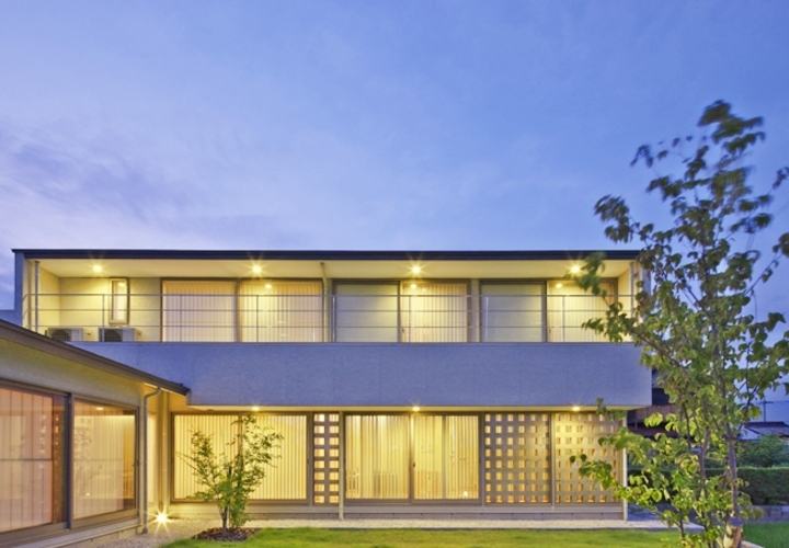 南庭より夕景の外観を望む。