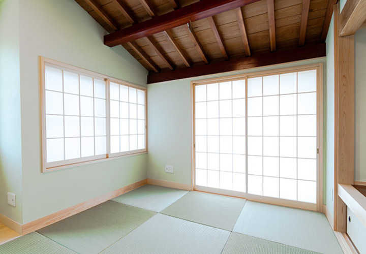 日差しが降り注ぐ明るい和室