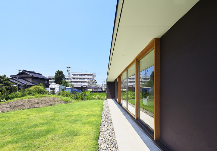 テラスと庭を望む。