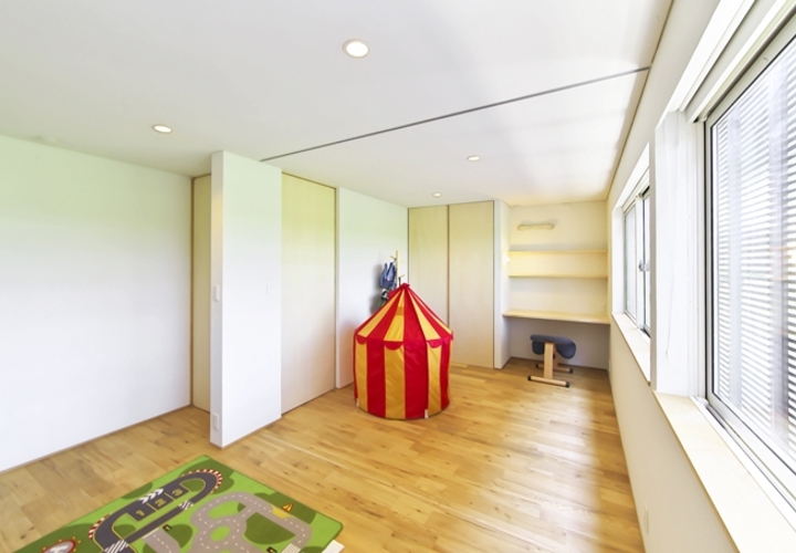 リビングと同様に珪藻土を使用した子供室。