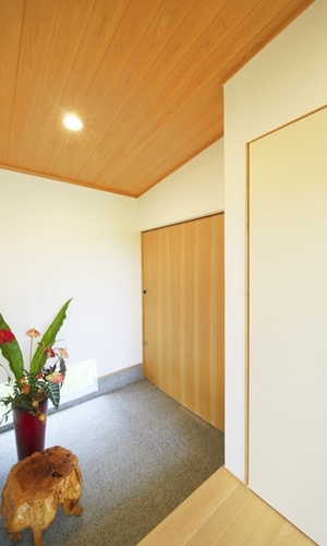 木製建具の玄関。