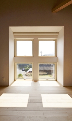 カフェを楽しむ寝室の出窓スペース。