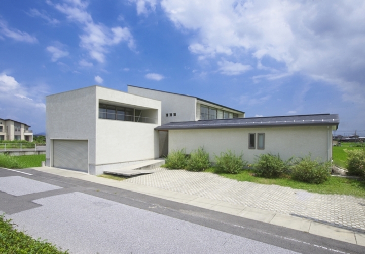 屋根形状の異なる3つのブロックが集合した外観は周囲に溶け込む。