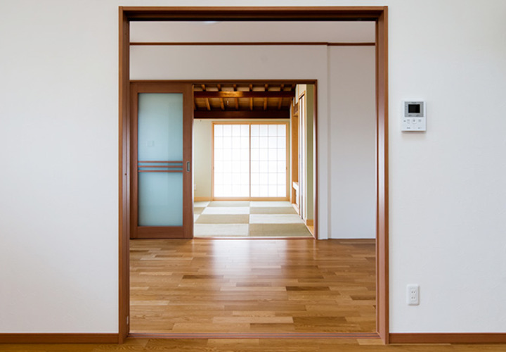 和室の障子窓から光が通り抜ける