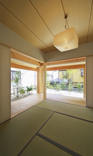 縁側の大開口を開放することで外へと空間がつながる和室。