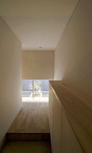 静かにたゆたう水盤が迎え入れる玄関。