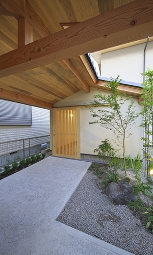 心潤う小庭がある門と玄関の間。